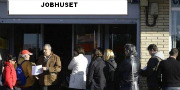 mennesker står foran et jobcenter