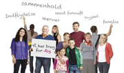 Gruppe af personer med plakat med teksten Vi har brug for dig samt øvrig tekst om sammenhold indflydelse nærvær mm
