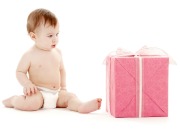 Baby med gave