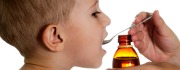 Dreng får medicin