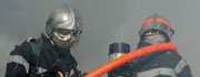 2 brandmænd i fuldt udstyr