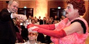 Dennis giver ild til sin 'spinddoktor'