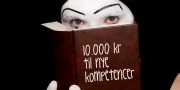 Kvinde malet hvid i ansigtet - læser i bog med tekst '10.000 kr til nye kompetencer'
