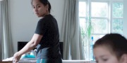 FOA-Herning: kvinde vasker op, mens hun kigger bagud på dreng