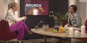 En kvinde interviewer anden kvinde