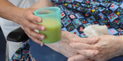Gammel kvinde får juice