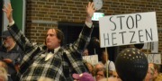 Peter Larsen på vej ind til Stop Hetzen-møde