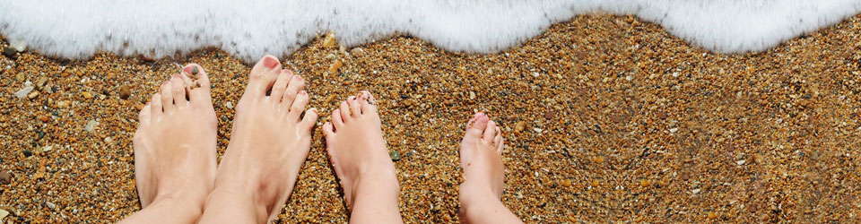 To par fødder i strandkanten - Foto: Colourbox
