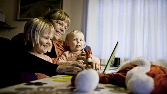 Mie Trab sidder med med sine to døtre og søger efter billige julegaver på nettet.