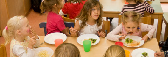 små børn spiser - børnehave