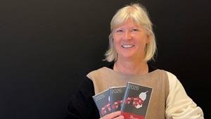 Anne-Grethe Sveistrup med FOA- kalenderne for 2026