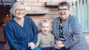 Tre generationer i dagplejen og én fræk tunge midt i hyggen - fra venstre dagplejer Birthe Flyger Bach, Vera i midten og til venstre Anita Knudsen tidligere dagplejepædagog i Nibe Kommune.