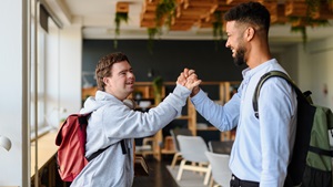 Hilser på hinanden - COLOURBOX66935896 