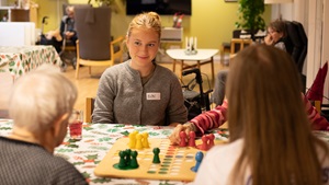 Elin fra 8. klasse hygger med Hedvig på 98, mens Else på 96 lægger et træk med den røde brik. Ludo binder generationer sammen – og gør torsdagen lidt sjovere.