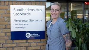 Mette Høgaard Kristensen, en erfaren social- og sundhedsassistent, deler sine personlige oplevelser og giver værdifuld indsigt i, hvad man kan forvente sig.
