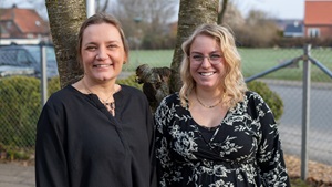 Fra venstre: Leder Pia Johansen og pædagogisk assistent Freya Haugaard Frandsen, der har taget springet fra ufaglært til faglært.