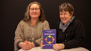 Fra venstre Tinna Klingberg medlem af Dansk Sygeplejeråd, Kreds Nordjylland og Inge Marie Winther Bonderup medlem af FOA Nordjylland, som præsenterer bogen Trivselscirklen – kom hele vejen rundt, et praksisnært værktøj til at skabe ro og faglighed i demensplejen, når alt andet er prøvet.