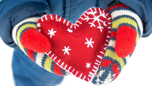 Julehjerte mellem to hænder