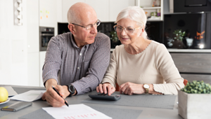 Mand og kvinde med lommeregner