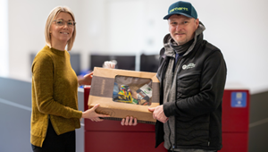 Tillidsrepræsentant Jan Svendsen er en af de tillidsvalgte, som har opfordret en kollega til medlemskab. Her får han overrakt en af de nye gavekasser af Camilla, som du ofte vil møde i FOA Nordjyllands reception på Niveau 2 i Rendsburggade 6 i Aalborg.