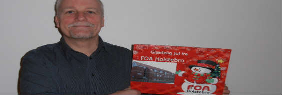 Afdelingsformand Carsten Haglund med årets FOA julekalender