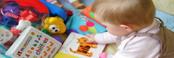 En baby kigger i en bog