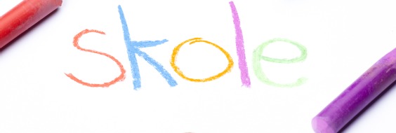 "Skole" skrevet med kridt