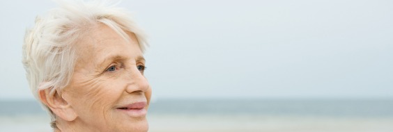 Ældre kvinde på strand