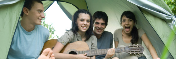 Fire unge i telt