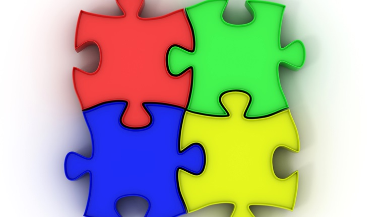 Fire puslespilsbrikker rød grøn blå gul