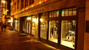 Aftenstemning med gyldent lys i butiksfacade