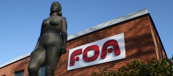 FOA skilt og statue af dame