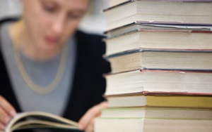 Ung kvinde, der studerer ved bogstabel