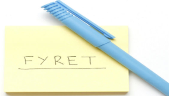 Notesblok med teksten "FYRET"