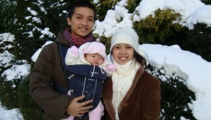 Filippinsk familie på tre foran snebeklædte træer