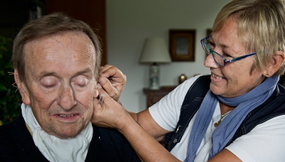 Ældre mand får øreakupunktur af sosu-assistent Connie Rodian