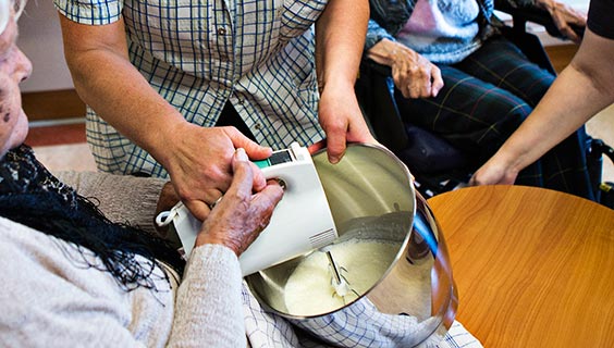 Sosu-hjælper hjælper ældre. Foto: Niels Aage Skovbo