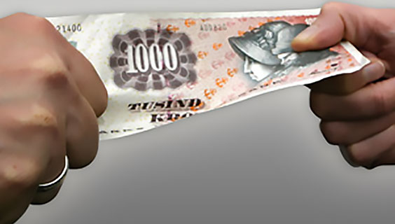 To hænder river i hver sin side af en 1000-krone-seddel
