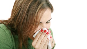 Syg kvinde pudser næse