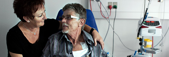 Aase og Birger Nielsen sidder på en hospitalsstue