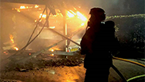 Brandmand slukker brand