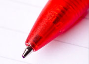 Spidsen af en rød kuglepen