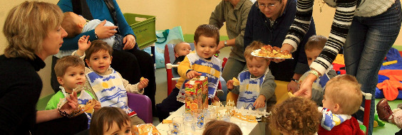 Børn og voksne ved måltid i daginstitution
