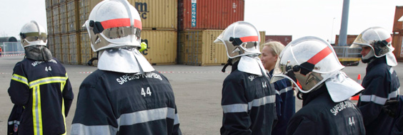 Fem gående brandmænd