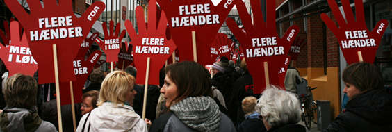 Medlemmer i optog med FOA-hænder