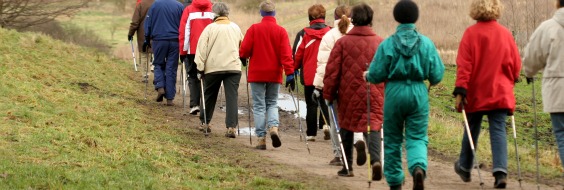 Personer, der går stavgang