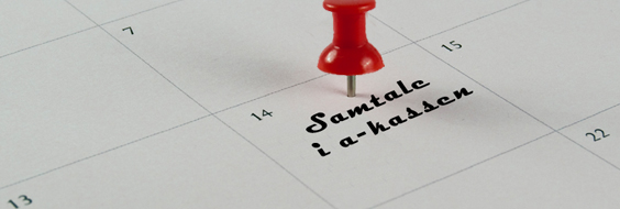 Tegnestift sat i kalender ved aftale: Samtale i a-kassen