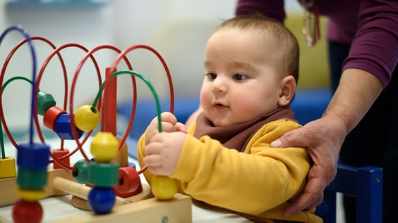 Barn med aktivitetslegetøj