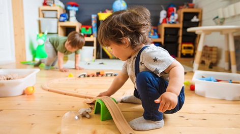 Børn leger i dagpleje