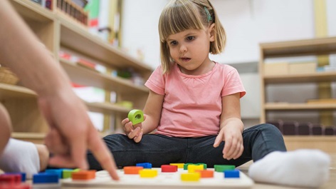 Pige aktiveres af pædagog